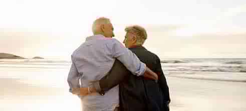 一对夫妇在海滩上享受退休生活